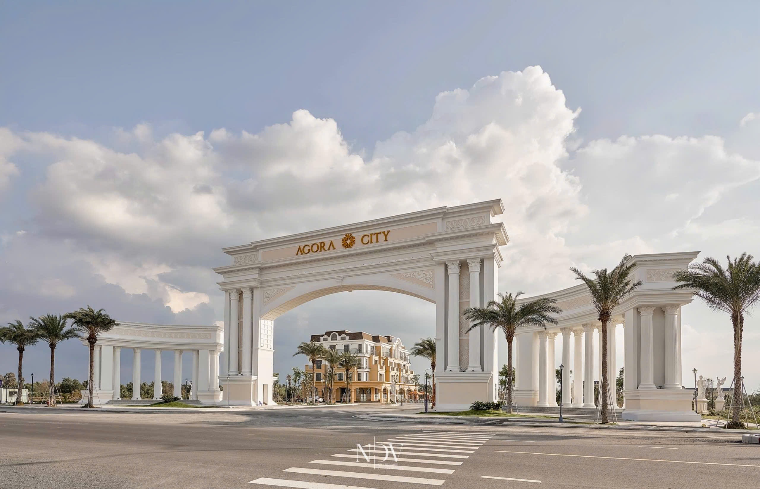 Cổng chào mùa vàng Agora City